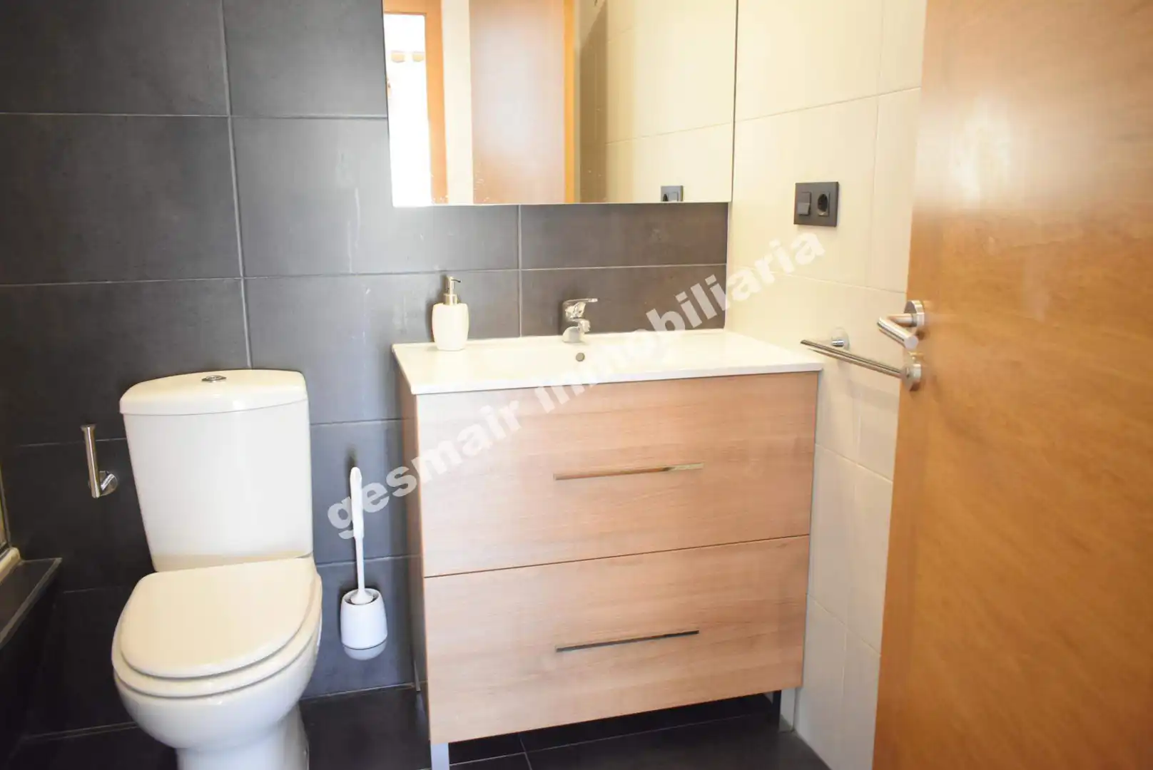 Bany de Apartament de lloguer en Pontevedra Capital  amb Calefacció, Parquet i Terrassa