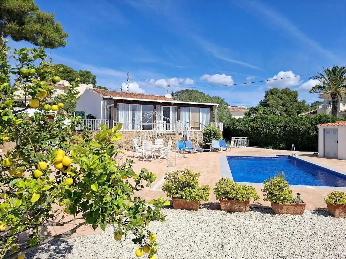Vista exterior de Casa o xalet en venda en Benissa amb Calefacció, Jardí privat i Terrassa