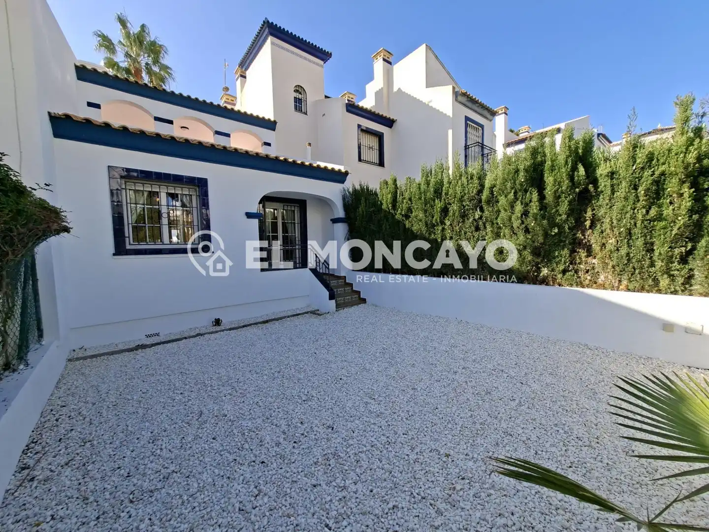 Vista exterior de Casa adosada en venda en Orihuela amb Aire condicionat, Calefacció i Jardí privat
