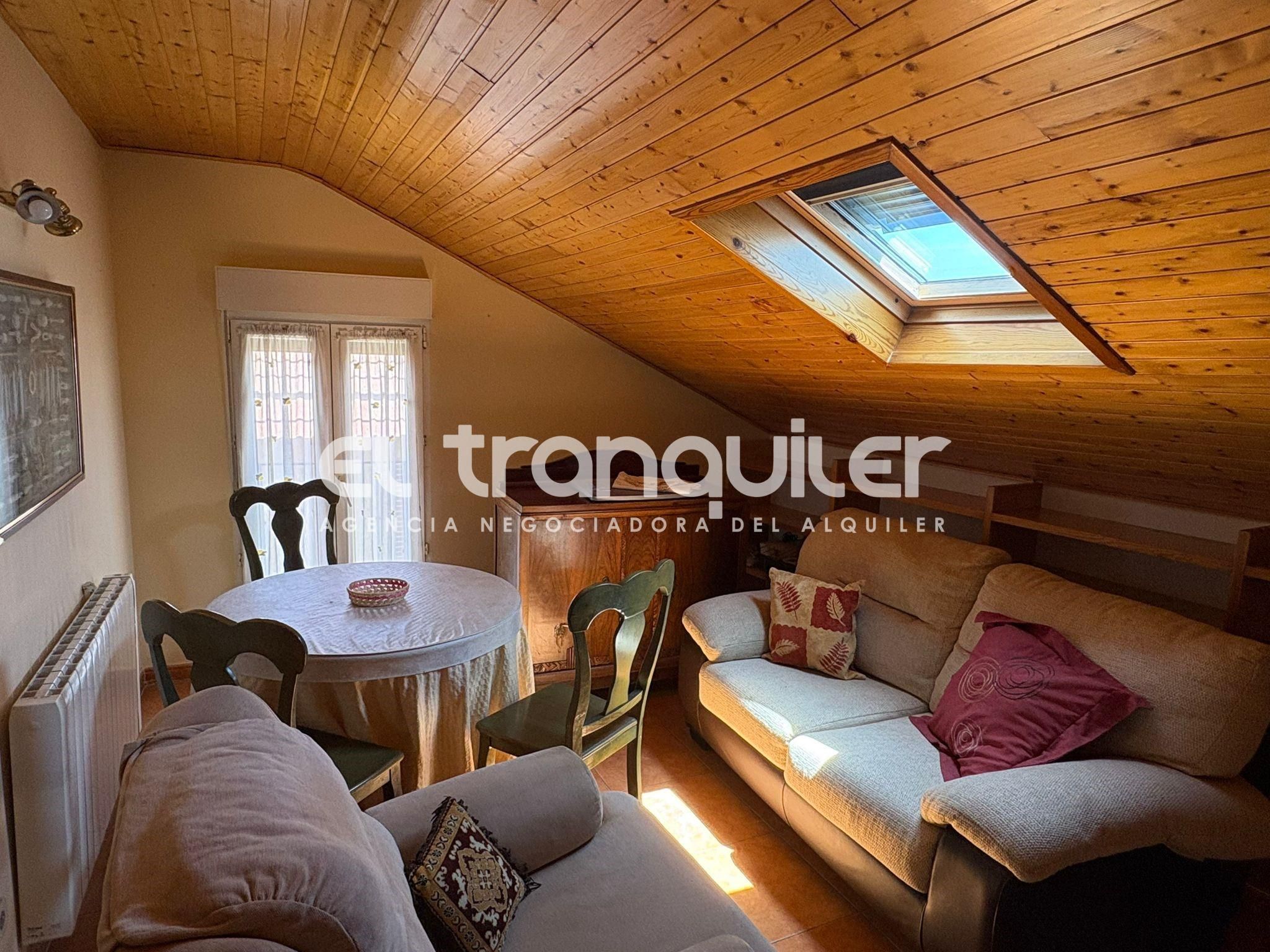 Sala d'estar de Àtic de lloguer en Miraflores de la Sierra amb Aire condicionat, Moblat i Rentadora