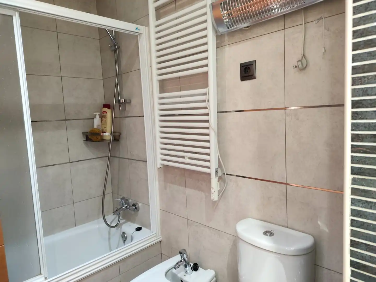 Badezimmer von Wohnung zum Verkauf in Madrid mit Klimaanlage, Heizung und Abstellraum