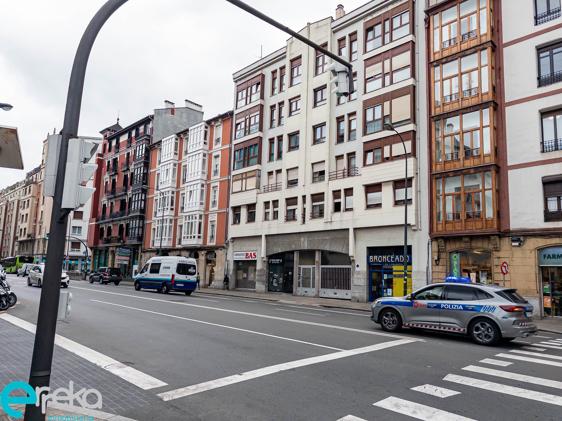 Vista exterior de Pis en venda en Bilbao  amb Calefacció, Moblat i Forn