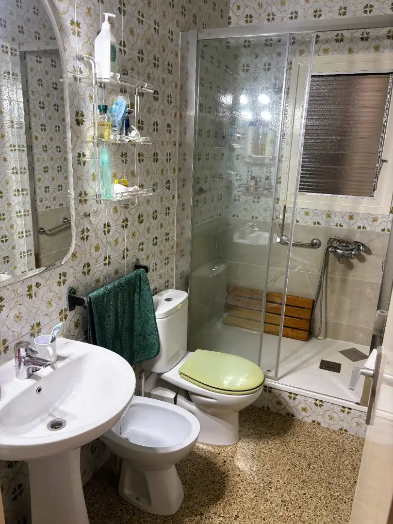 Bathroom of Flat for sale in L'Hospitalet de Llobregat  with Air Conditioner, Furnished and Oven