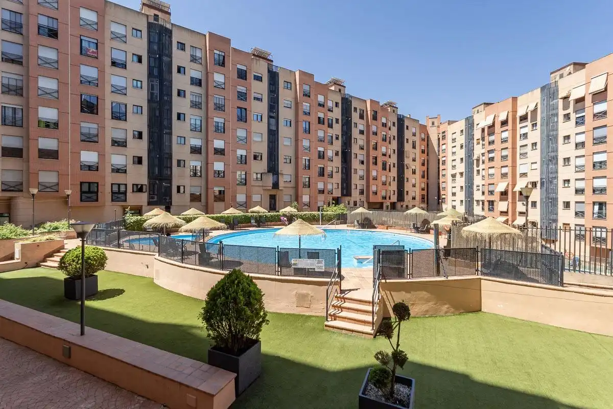 Piscina de Piso en venta en Granada con Aire acondicionado, Calefacción y Terraza