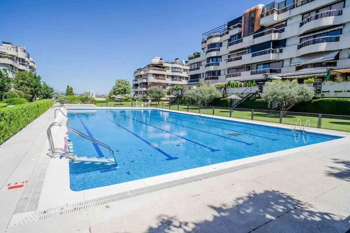 Swimming pool of Attic for sale in Madrid  with Air Conditioner, Heating and Private garden