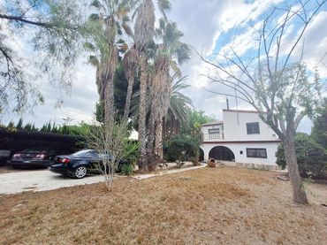 Chalet con balcón en venta en Novelda