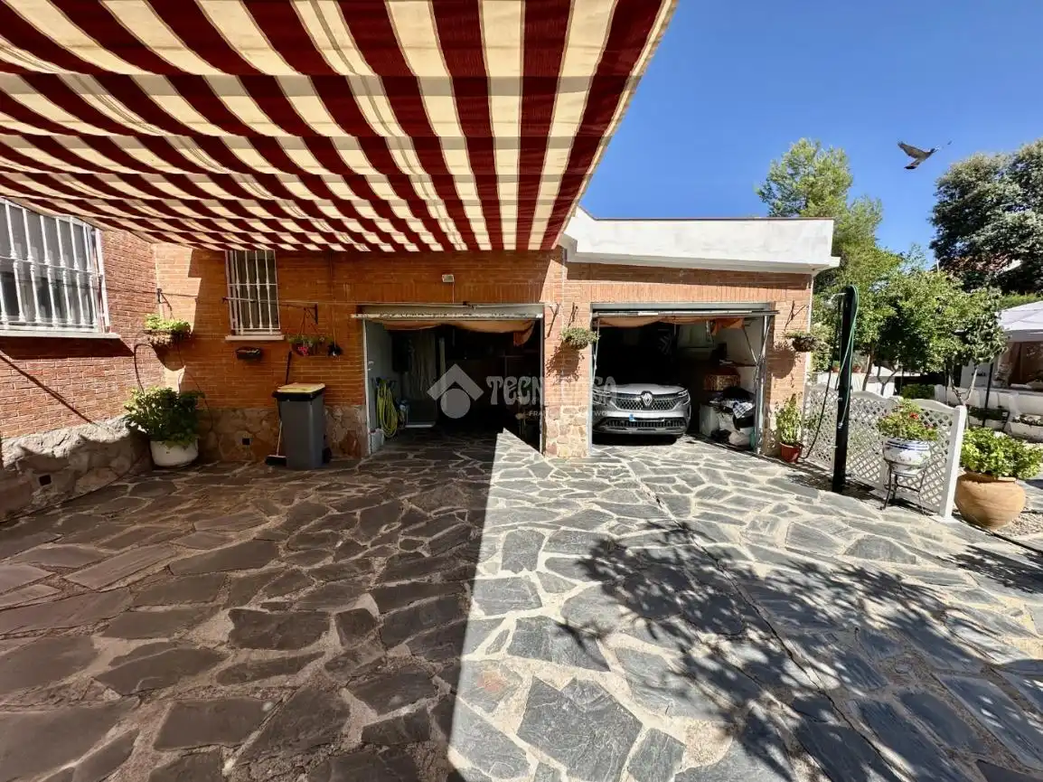 Vista exterior de Casa o xalet en venda en Pioz amb Aire condicionat, Calefacció i Moblat