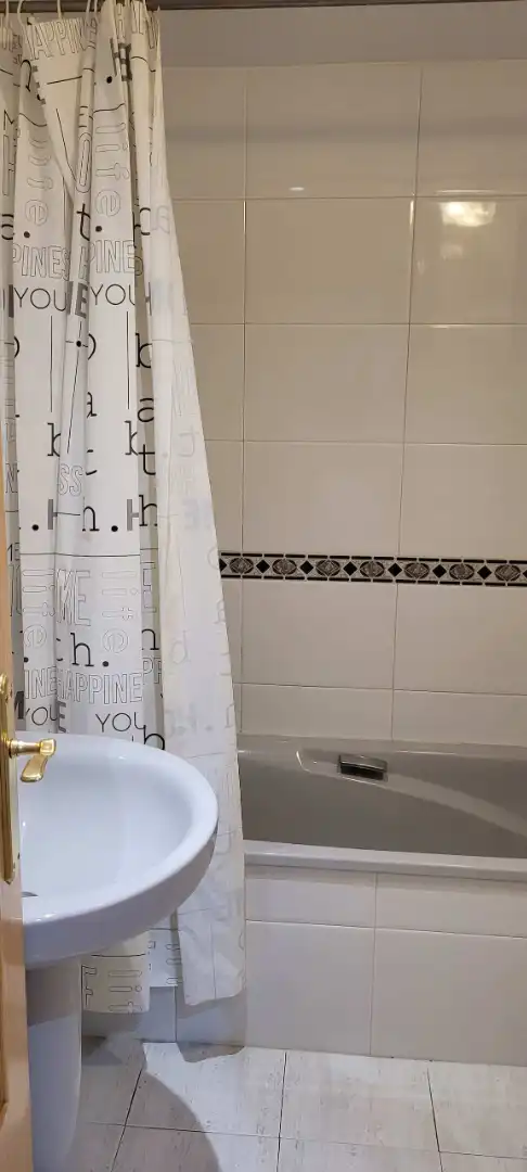 Bany de Pis de lloguer en Cuenca amb Calefacció, Terrassa i Moblat