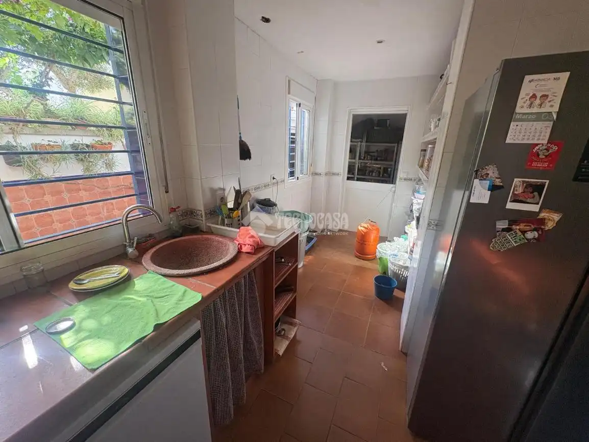 Cuina de Casa adosada en venda en Espartinas amb Aire condicionat, Jardí privat i Terrassa
