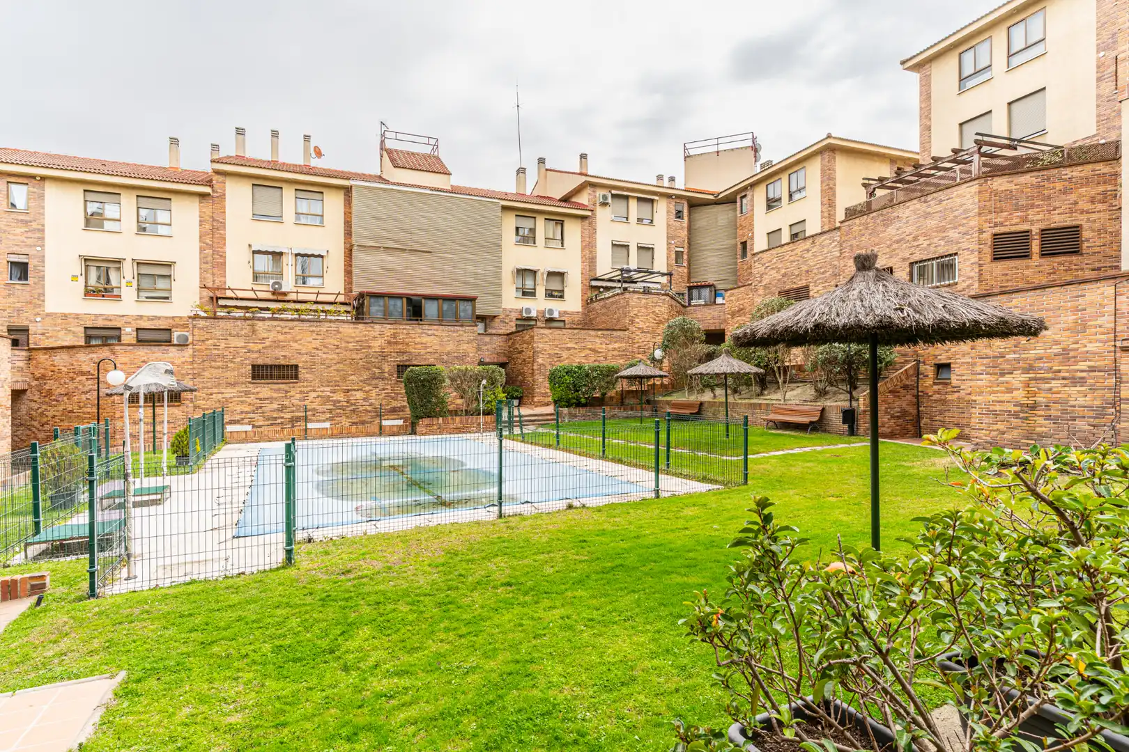 Außenansicht von Wohnung zum Verkauf in Majadahonda mit Klimaanlage, Heizung und Privatgarten