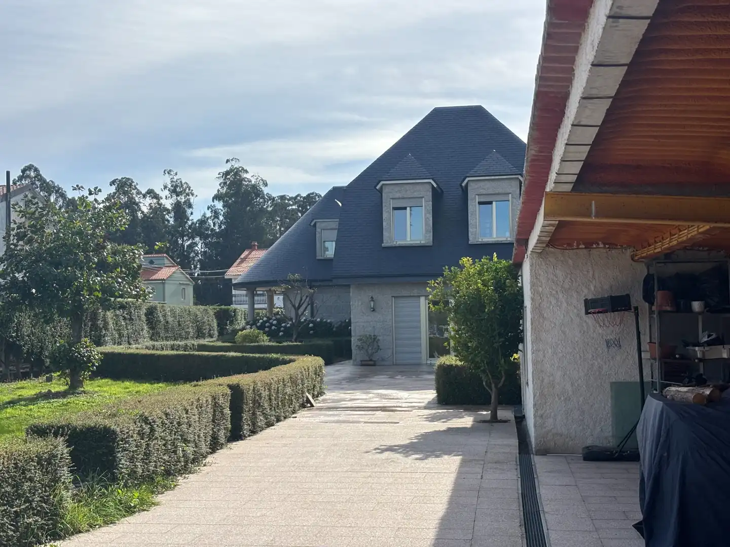 Vista exterior de Casa o chalet en venta en Santiago de Compostela  con Calefacción, Jardín privado y Parquet