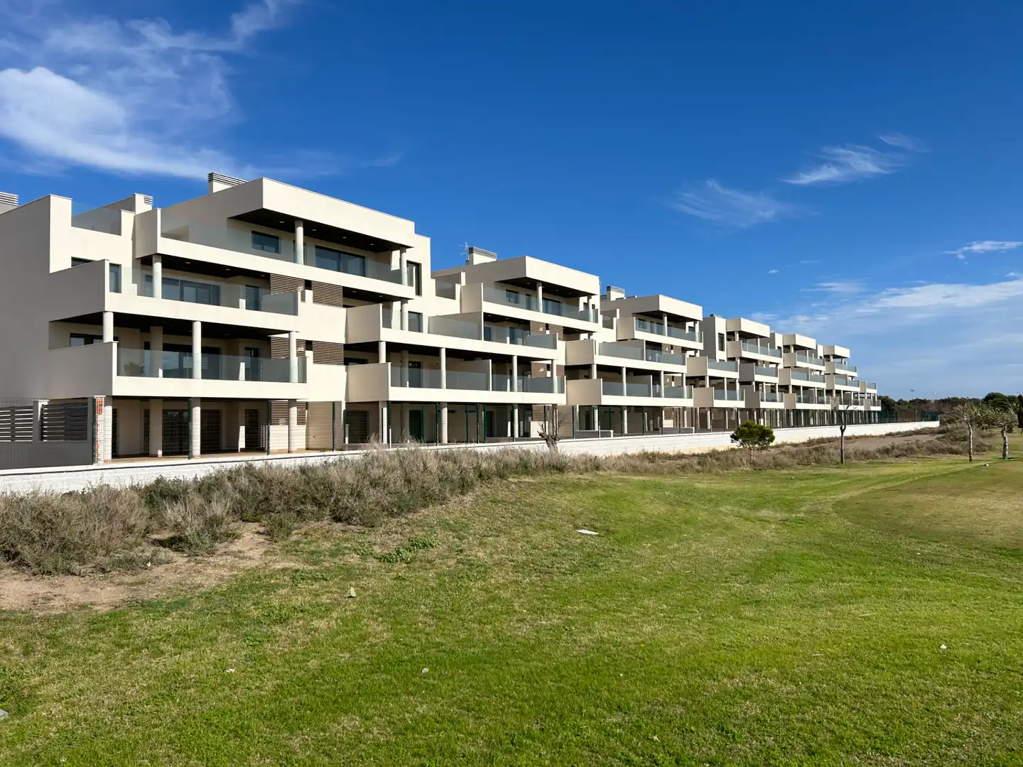 Vista exterior de Planta baja en venta en Almería con Aire acondicionado, Calefacción y Jardín privado