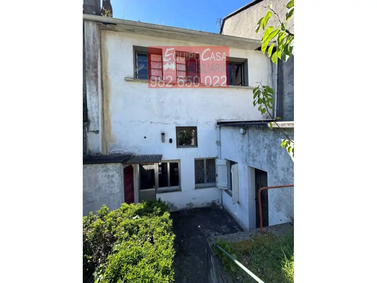 Vista exterior de Casa adosada en venda en Palas de Rei amb Calefacció, Jardí privat i Parquet