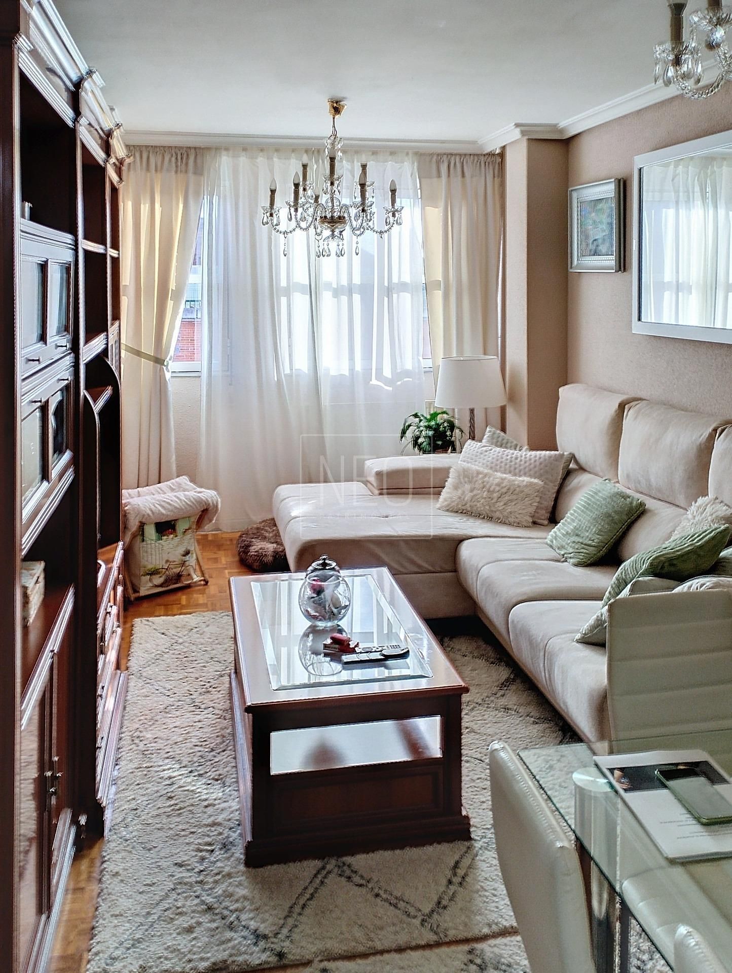 Sala d'estar de Dúplex en venda en Oviedo  amb Calefacció, Parquet i Terrassa