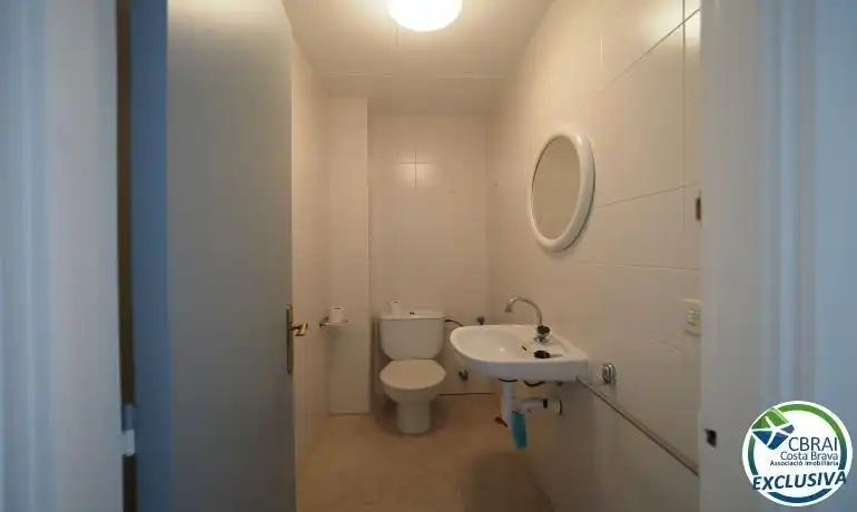 Badezimmer von Geschaftsraum zum Verkauf in Roses