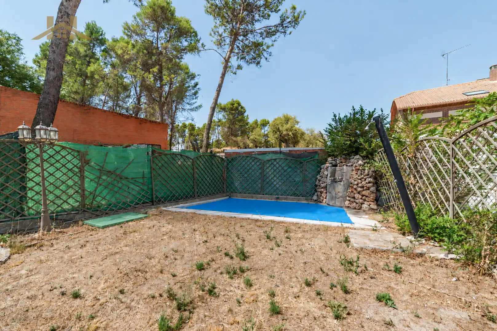 Schwimmbecken von Einfamilien-Reihenhaus zum Verkauf in Seseña mit Klimaanlage, Heizung und Privatgarten
