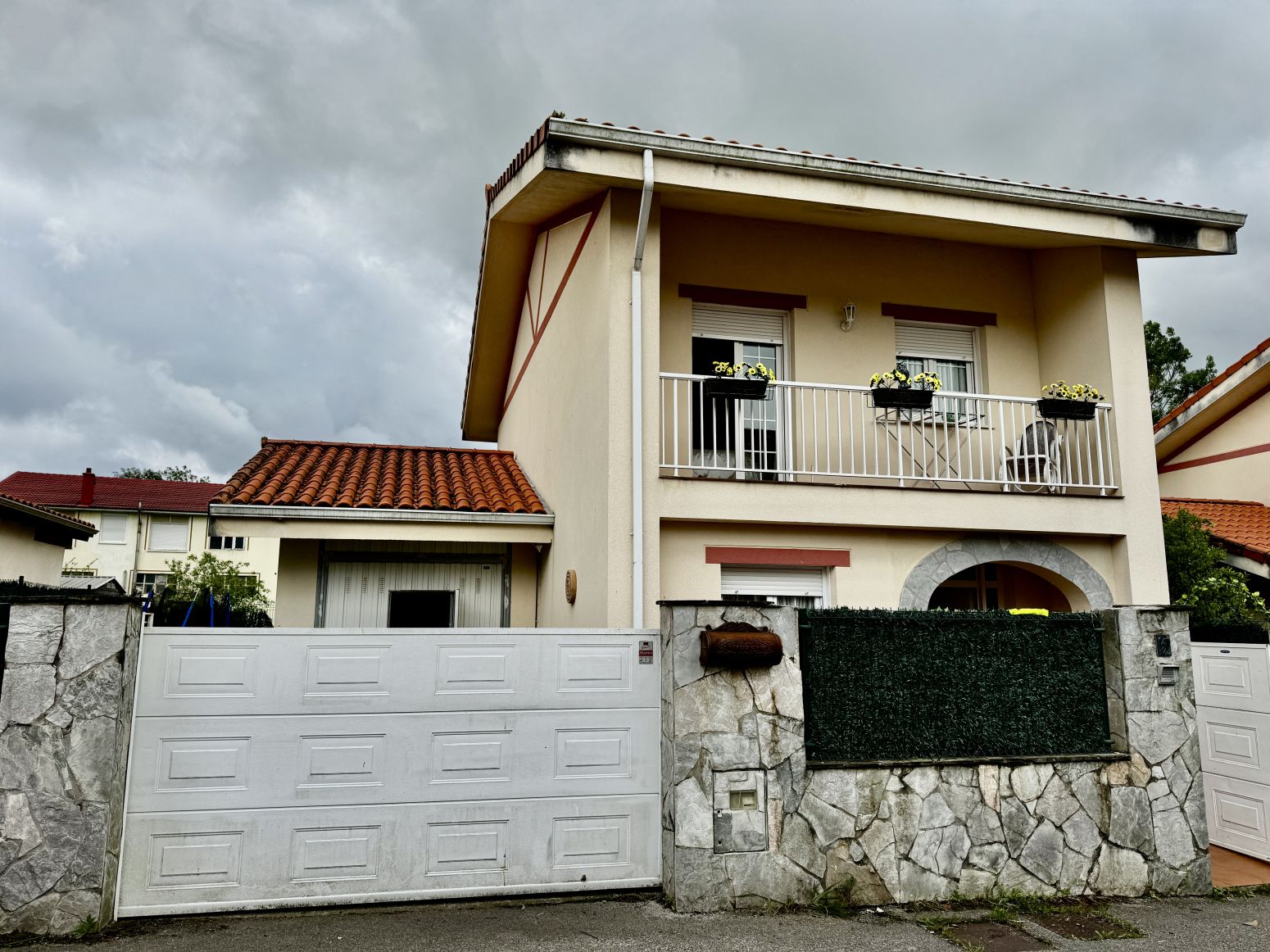 Vista exterior de Casa o xalet en venda en Penagos amb Calefacció, Jardí privat i Parquet