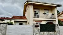 Vista exterior de Casa o xalet en venda en Penagos amb Calefacció, Jardí privat i Parquet