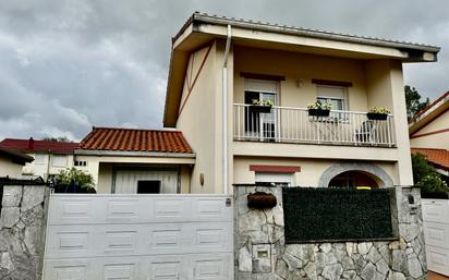 Vista exterior de Casa o xalet en venda en Penagos amb Calefacció, Jardí privat i Parquet