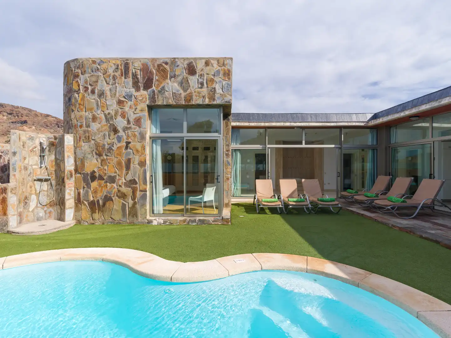 Vista exterior de Casa o xalet de lloguer en Mogán amb Aire condicionat, Calefacció i Jardí privat
