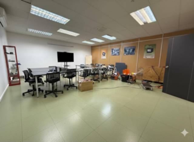 Local comercial en Venta en C. de Albasanz en Simancas