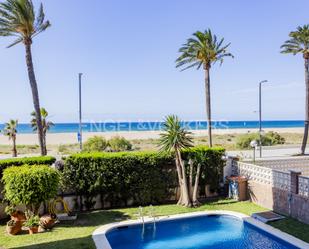 Vista exterior de Apartament de lloguer en Castelldefels amb Aire condicionat, Parquet i Piscina