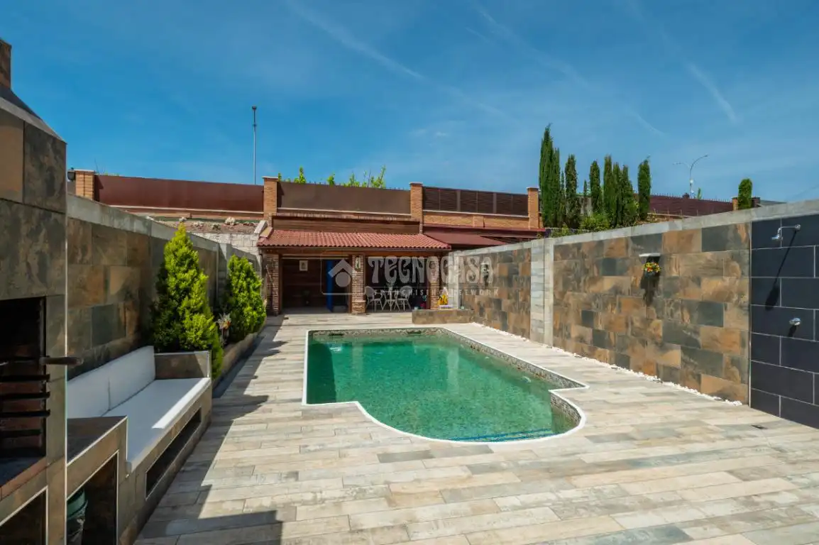 Piscina de Casa adosada en venda en Arroyomolinos (Madrid) amb Aire condicionat, Calefacció i Jardí privat