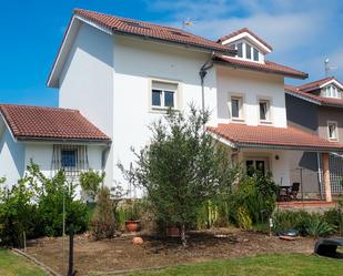 Vista exterior de Casa o xalet en venda en Castrillón amb Calefacció, Jardí privat i Parquet