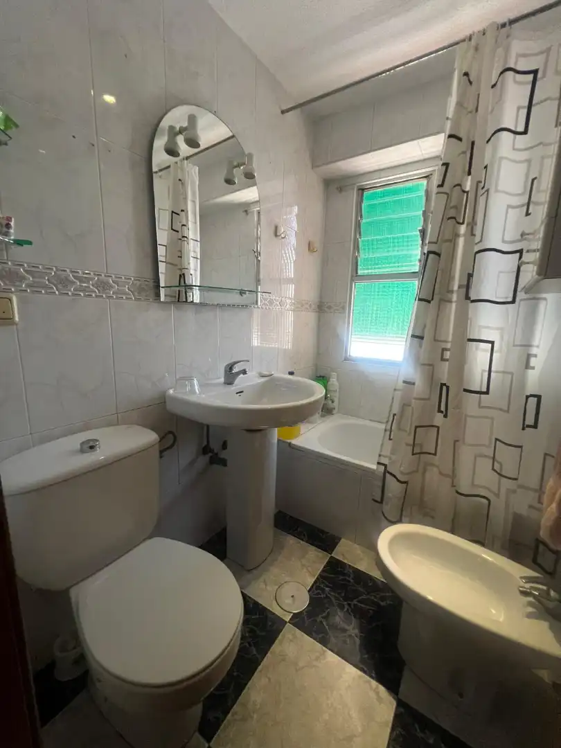 Baño de Piso de alquiler en Granada con Amueblado y Balcón