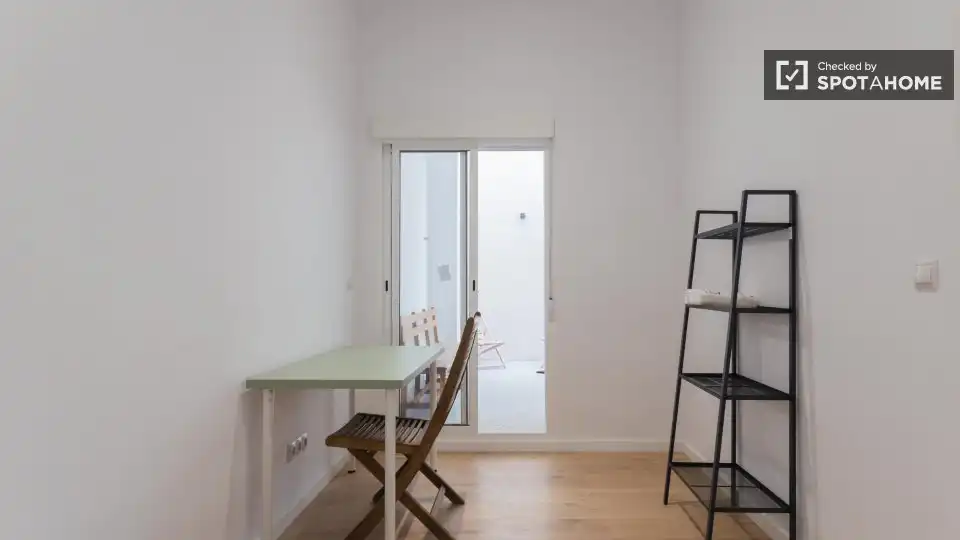 Flat for rent in Valencia  with Air Conditioner, Heating and Furnished