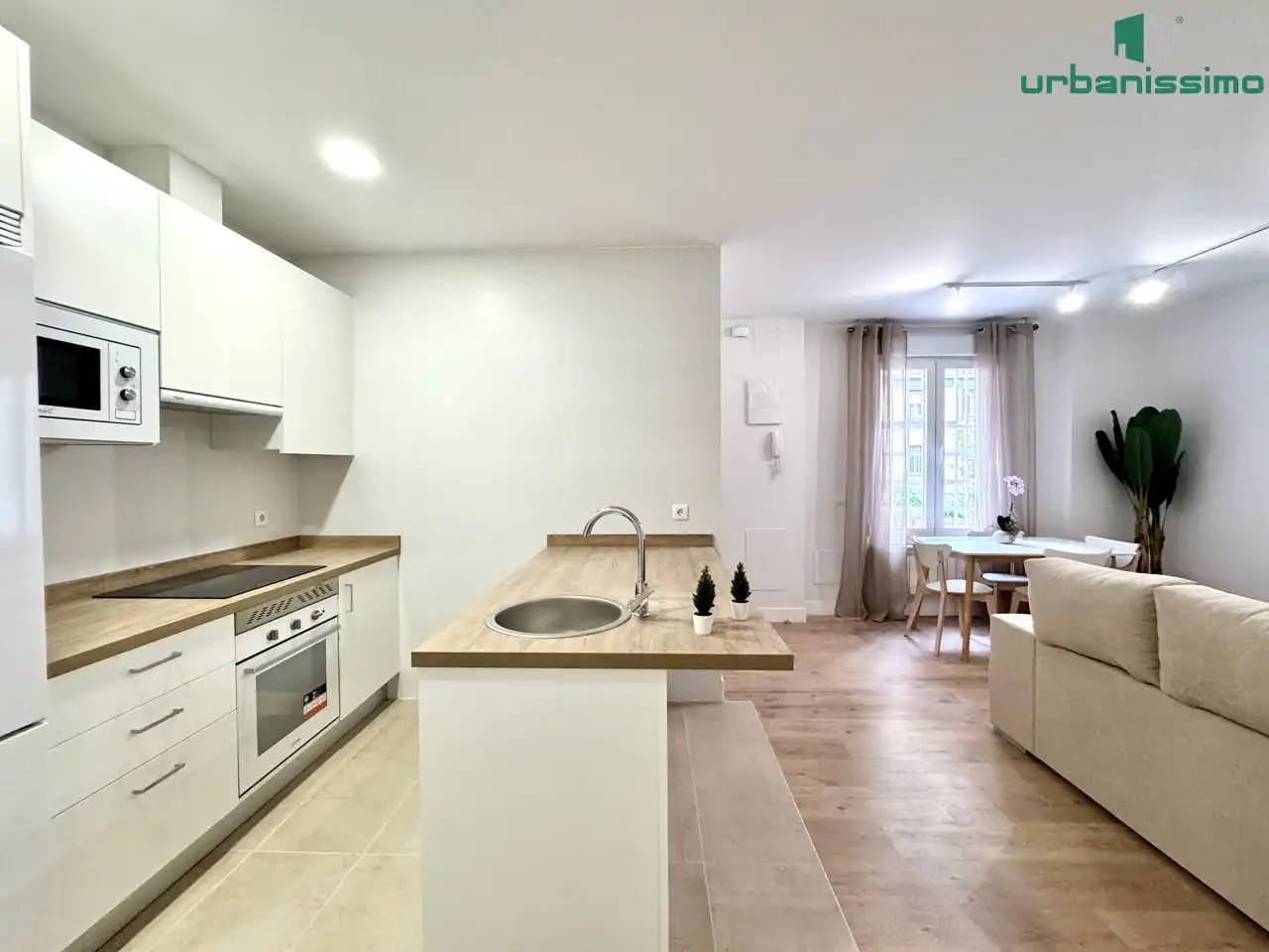 Cuina de Apartament de lloguer en Madrid amb Aire condicionat, Calefacció i Moblat