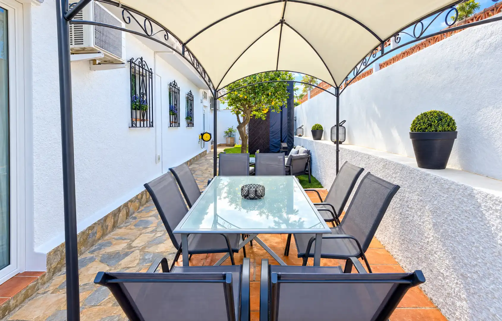 Terrace of Houses for sale in La Duquesa