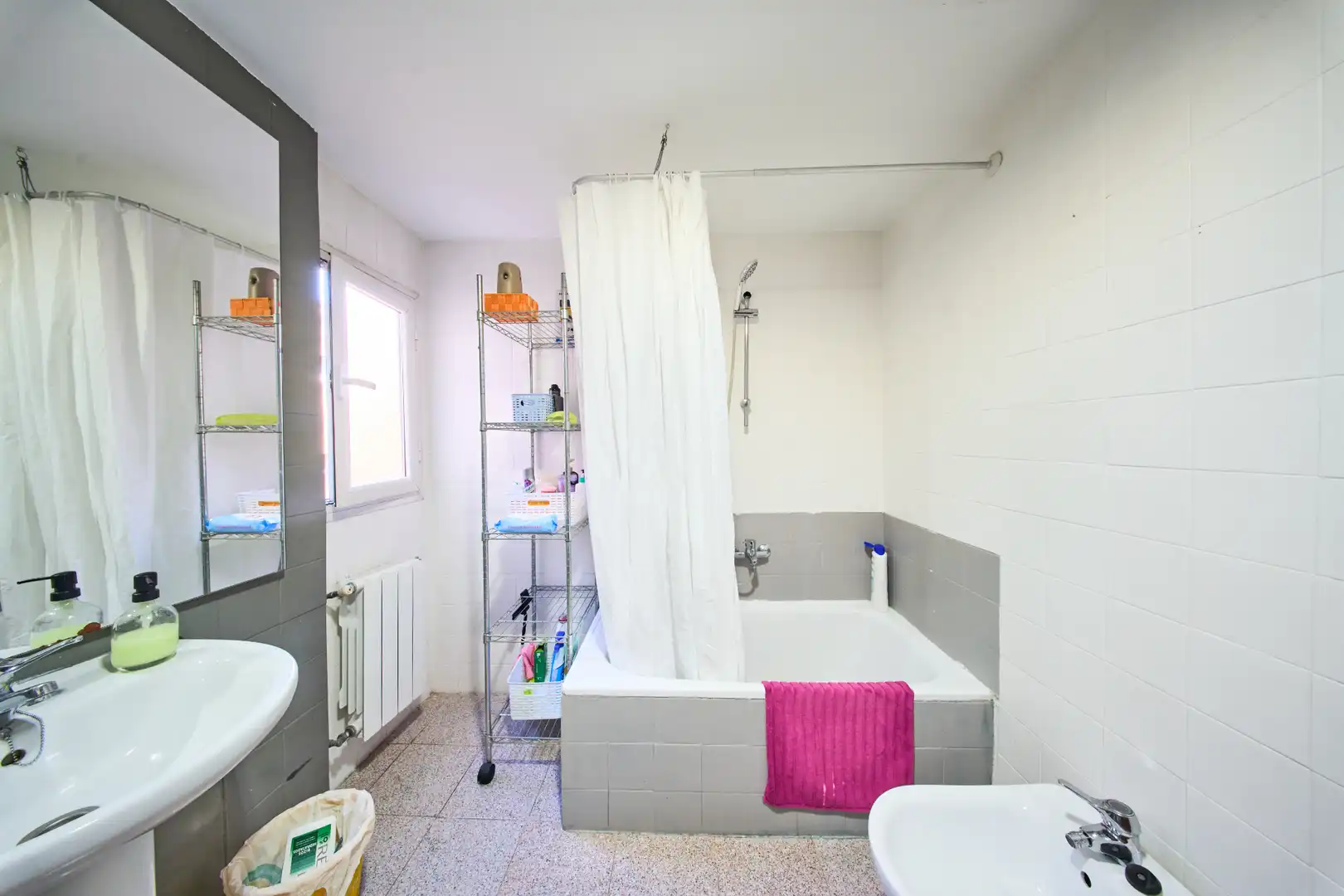 Baño de Ático en venta en Granada con Calefacción, Terraza y Amueblado