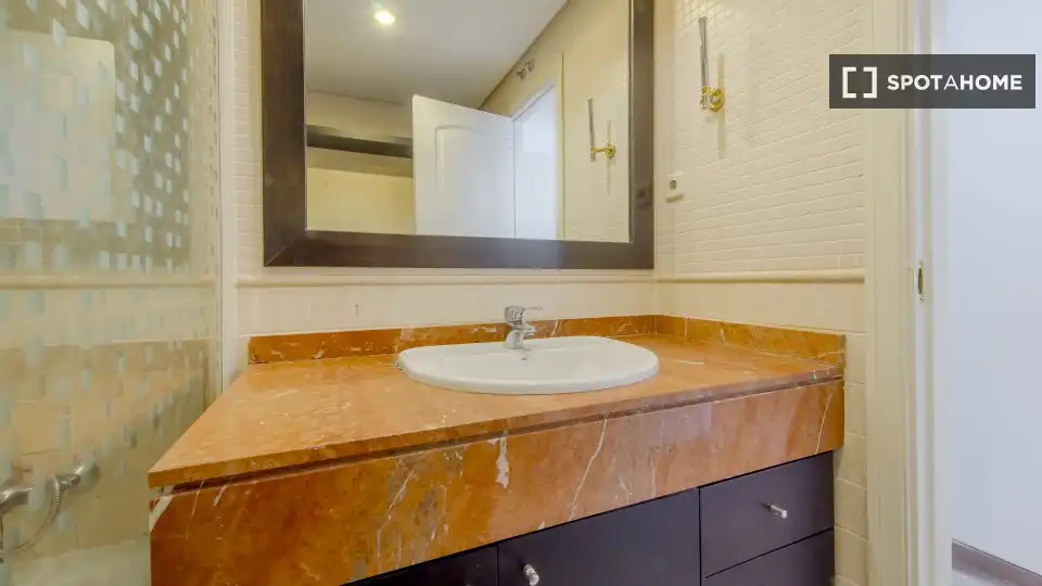 Bathroom of Flat for rent in Madrid  with Air Conditioner, Heating and Furnished