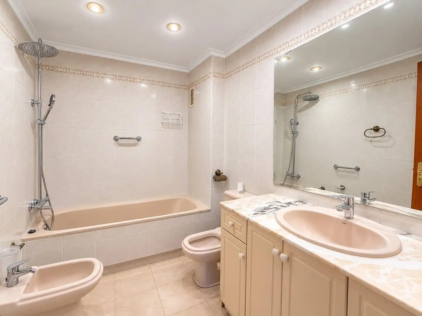 Bathroom of Flat for rent in Paterna  with Balcony