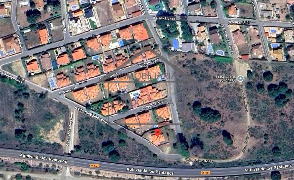 Vista exterior de Casa o xalet en venda en Pelayos de la Presa amb Jardí privat