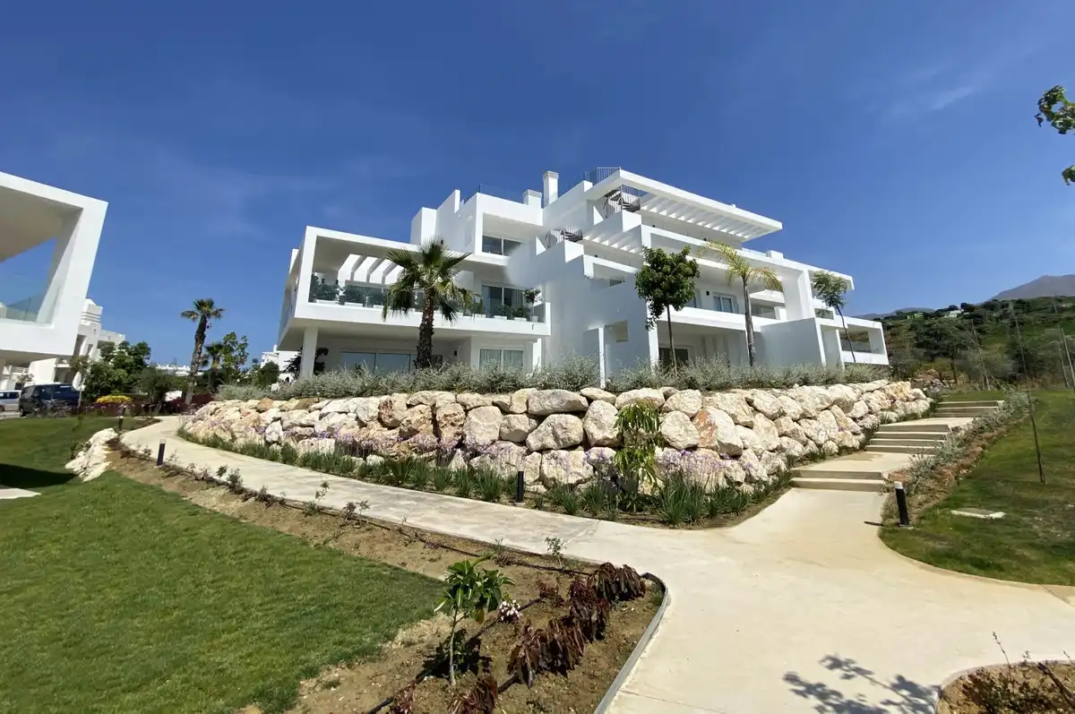 Vista exterior de Apartament en venda en Casares amb Aire condicionat, Jardí privat i Terrassa