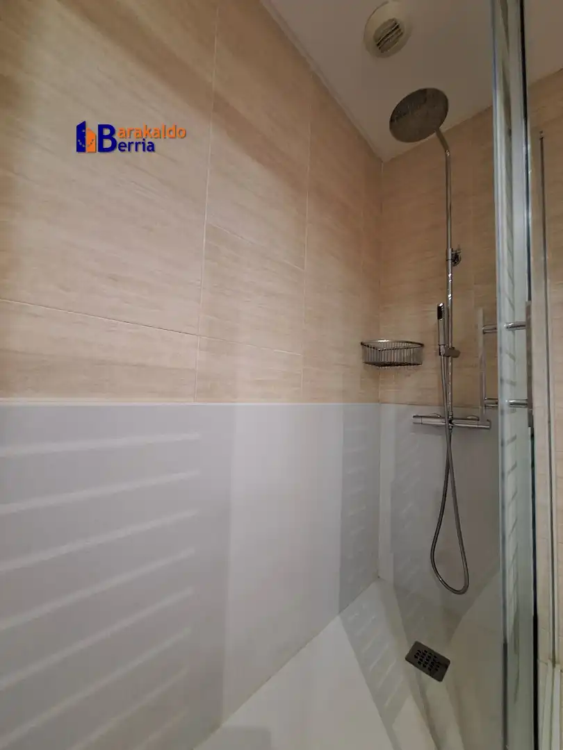 Baño de Apartamento en venta en Barakaldo  con Calefacción