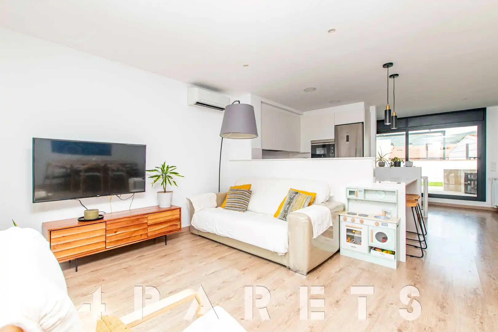 Sala de estar de Ático en venta en Arenys de Munt con Aire acondicionado, Calefacción y Parquet