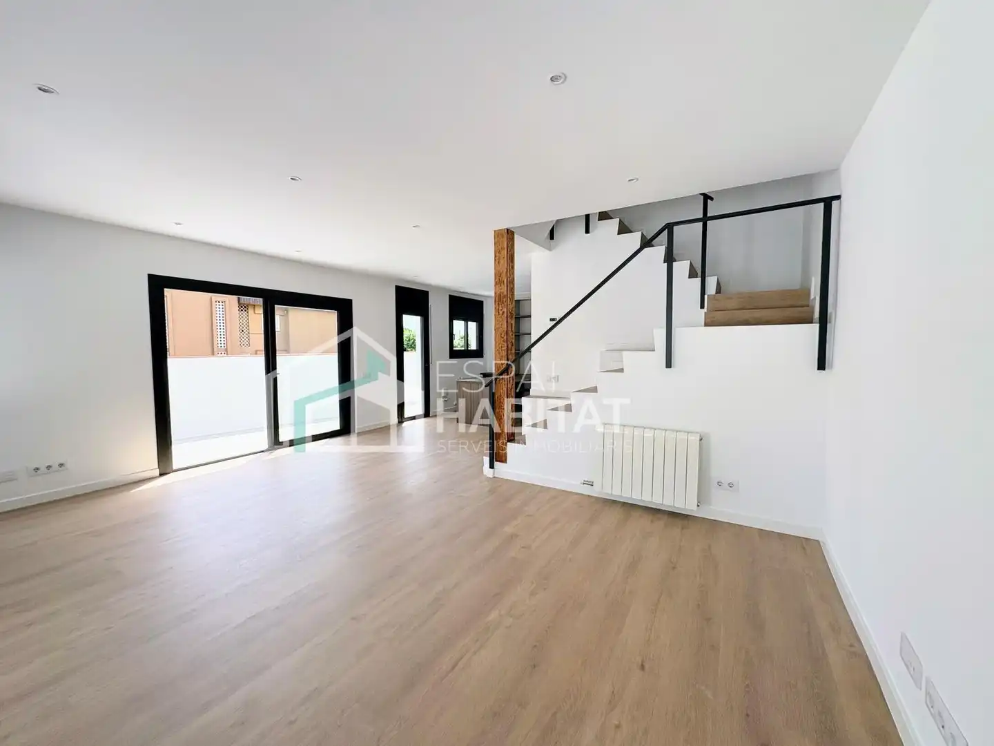 Sala d'estar de Casa adosada en venda en El Masnou amb Calefacció, Jardí privat i Parquet