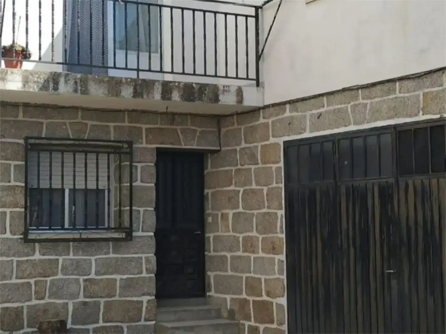 Vista exterior de Casa adosada en venda en Navalosa amb Balcó