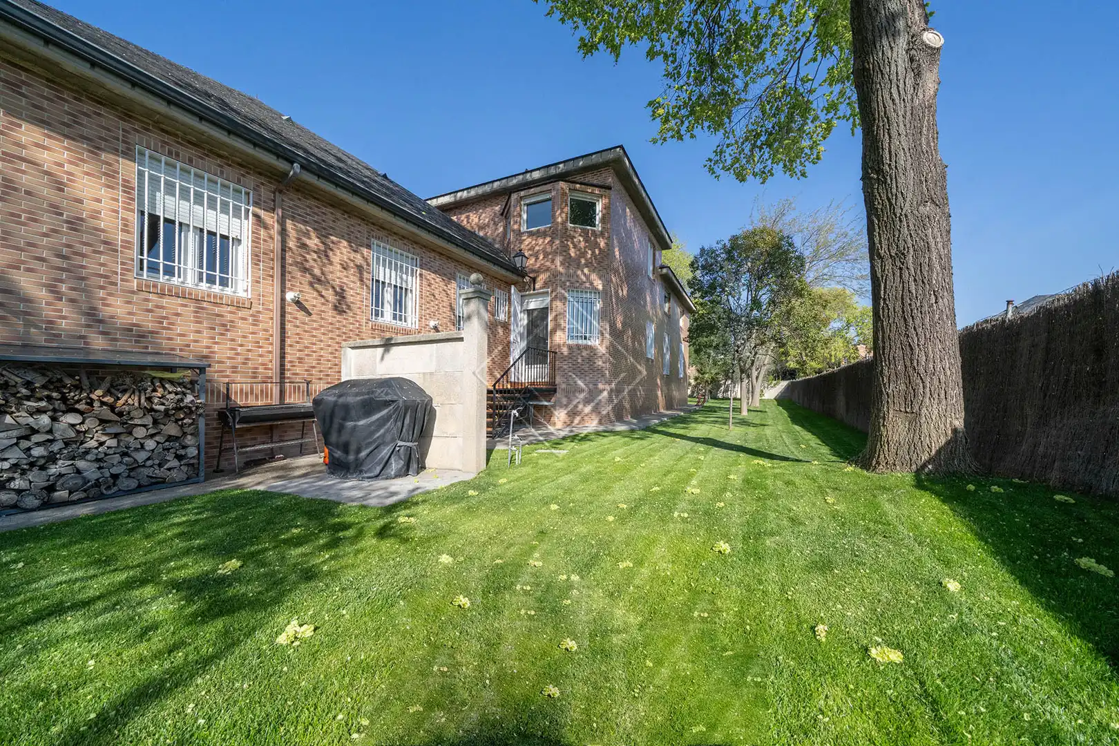 Exterior view of Houses for sale in  Madrid Capital  with Heating, Private garden and Terrace