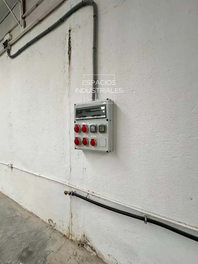 Fabrikhallen zur Miete in Oviedo, Zona Industrial