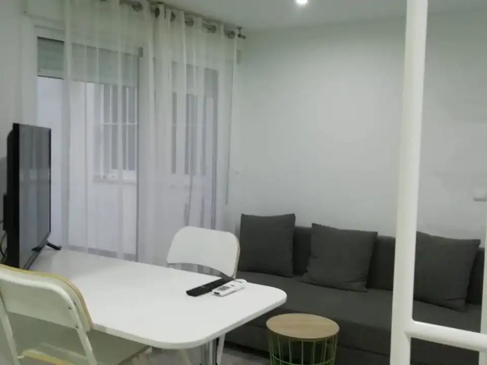 Sala d'estar de Estudi de lloguer en Alicante / Alacant amb Aire condicionat, Moblat i Forn