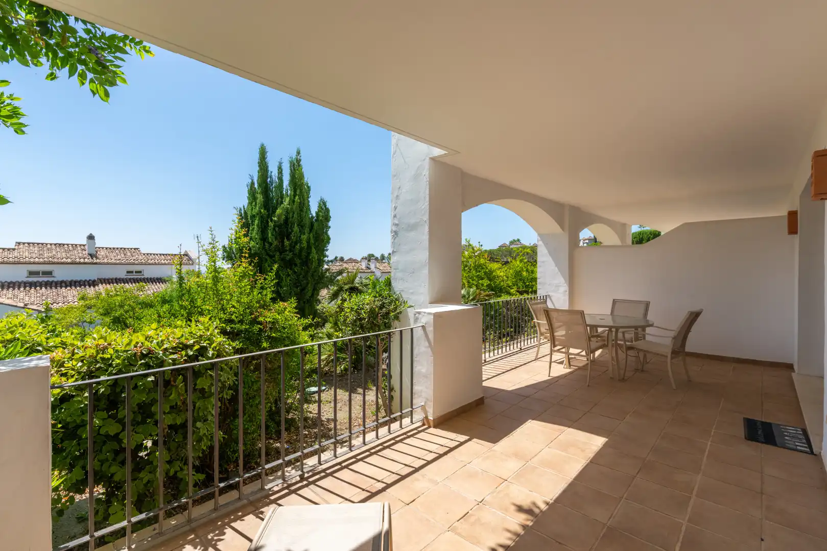 Terrasse von Erdgeschoss zum Verkauf in Benahavís mit Klimaanlage, Terrasse und Abstellraum