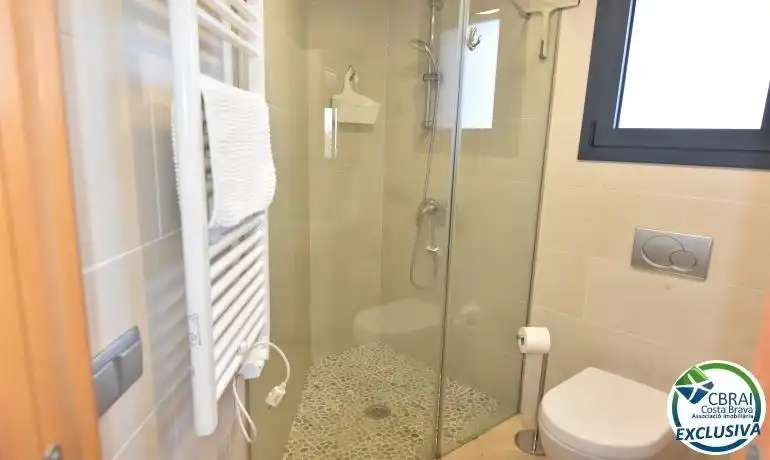 Bany de Apartament en venda en Roses amb Aire condicionat, Terrassa i Moblat