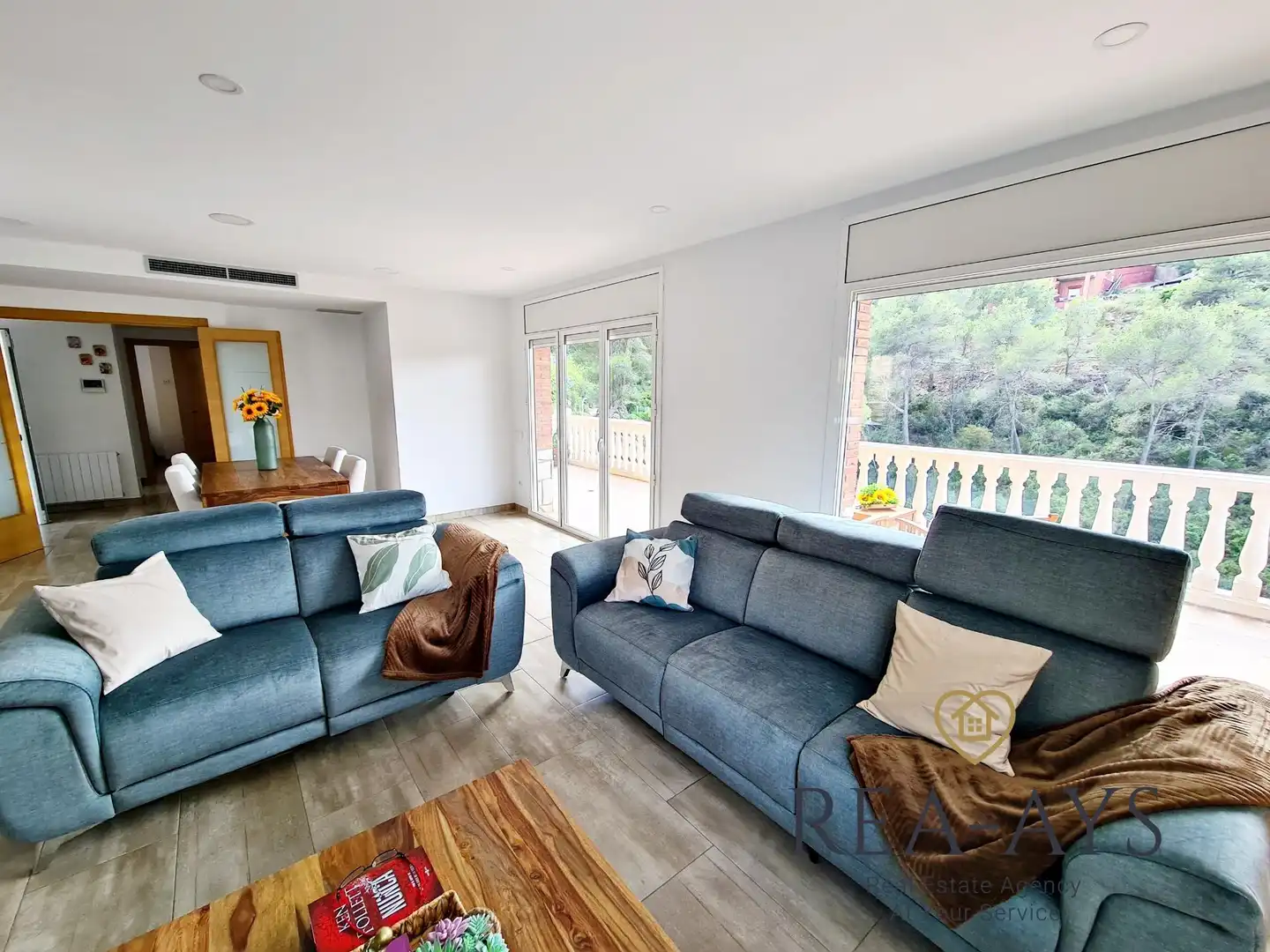 Sala de estar de Casa o chalet en venta en Cervelló con Aire acondicionado, Calefacción y Jardín privado