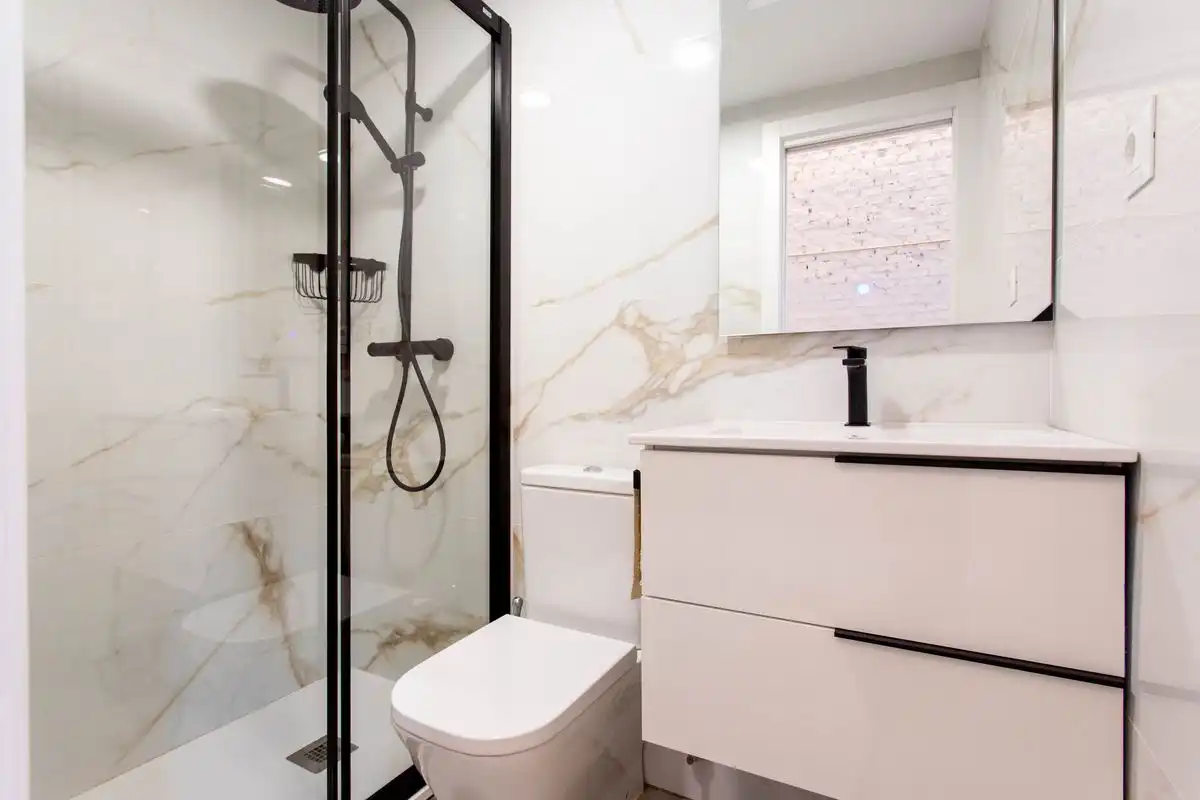 Badezimmer von Maisonette zum Verkauf in Madrid mit Klimaanlage und Heizung