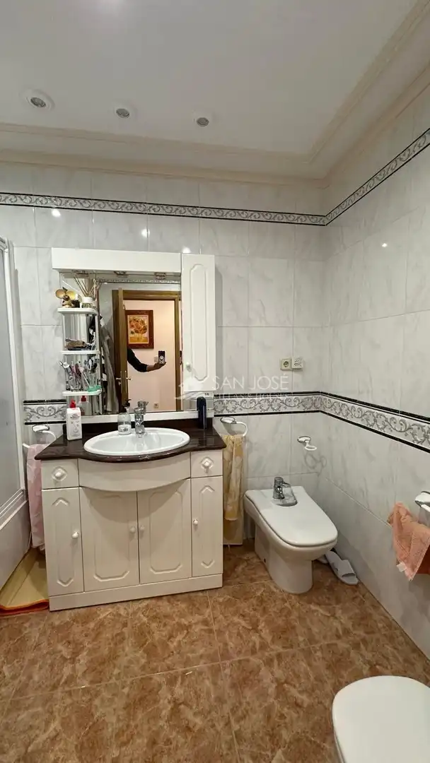 Baño de Piso en venta en Elche / Elx con Calefacción, Terraza y Balcón