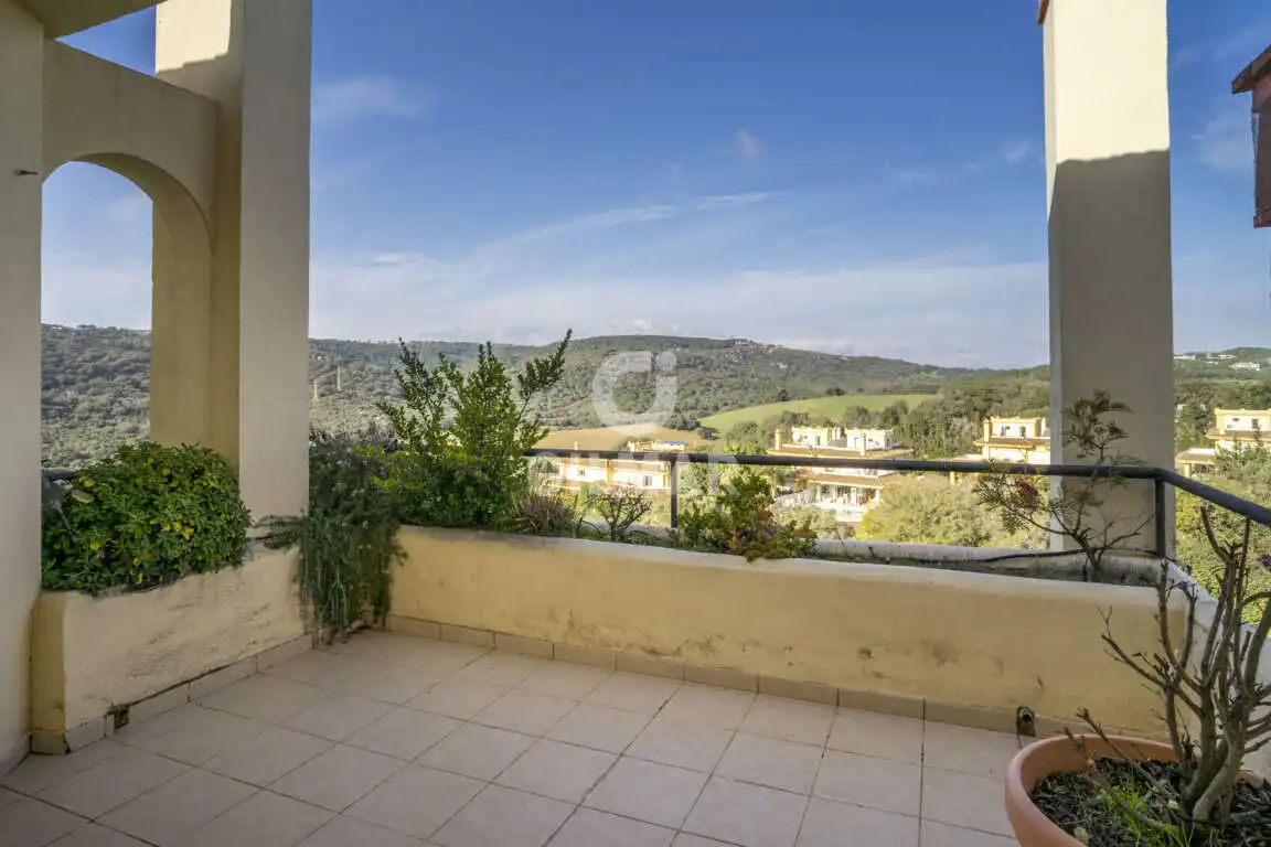 Terrasse von Maisonette zum Verkauf in Sotogrande mit Heizung, Abstellraum und Schwimmbad